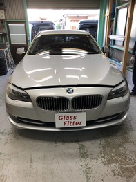 BMW 5シリーズ　フロントガラス交換です！！