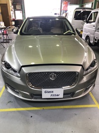 ジャガー XJ フロントガラス交換です。