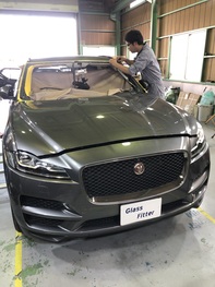 ジャガー Fpace フロントガラス交換です!!