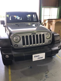 JEEP ラングラー フロントガラス交換です!!